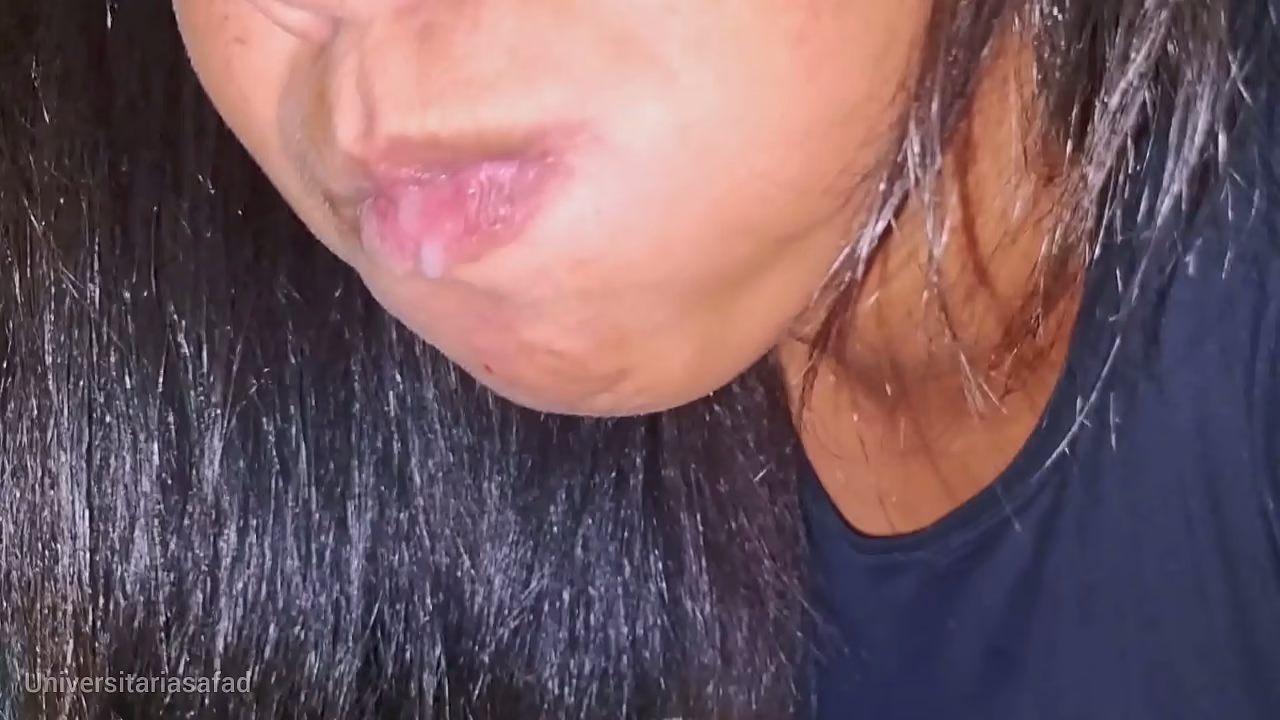 Me pilló masturbándome y no pudo resistirse, me pidió que me corriera en su boca antes de que sus padres llegaran a casa, ansioso por tragarse mi semen fresco y travieso con esa boca deliciosa.