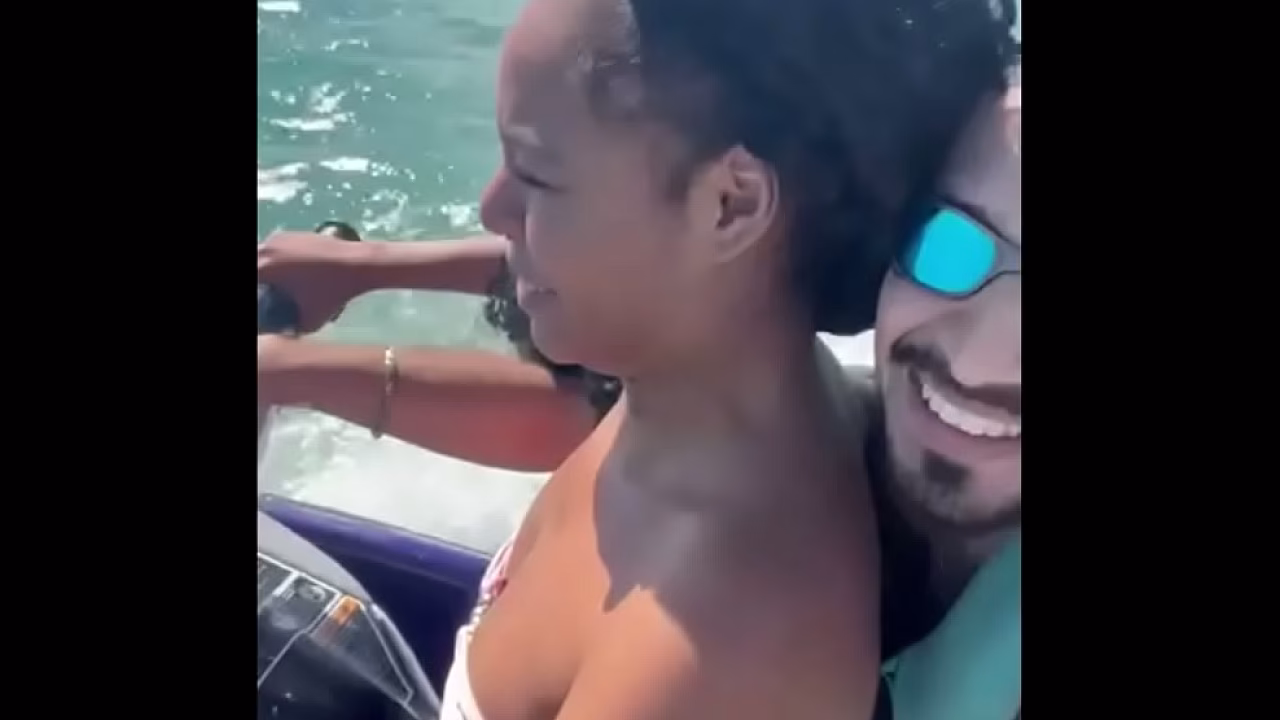 Joven guarrilla dejó a su marido en la playa y tuvo sexo con el instructor en la moto de agua.