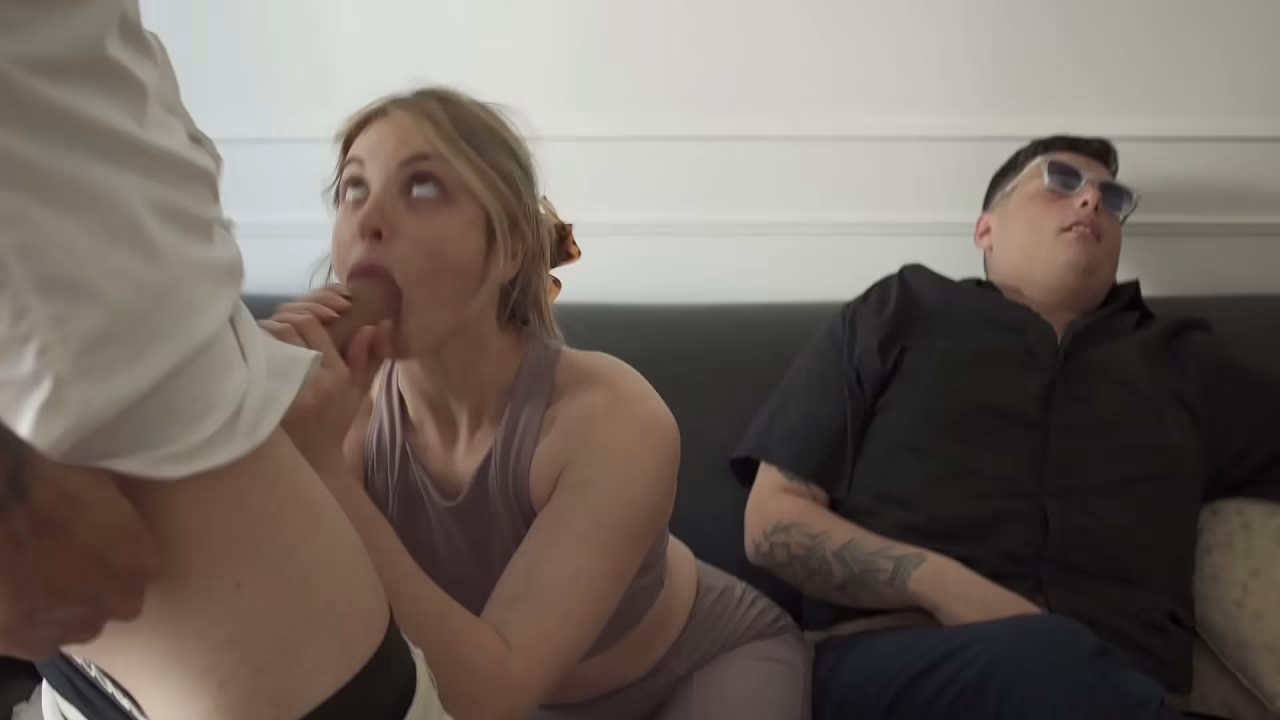 Fui a visitar a mi mejor amigo y su NOVIA me hizo una mamada delante de él (POV)
