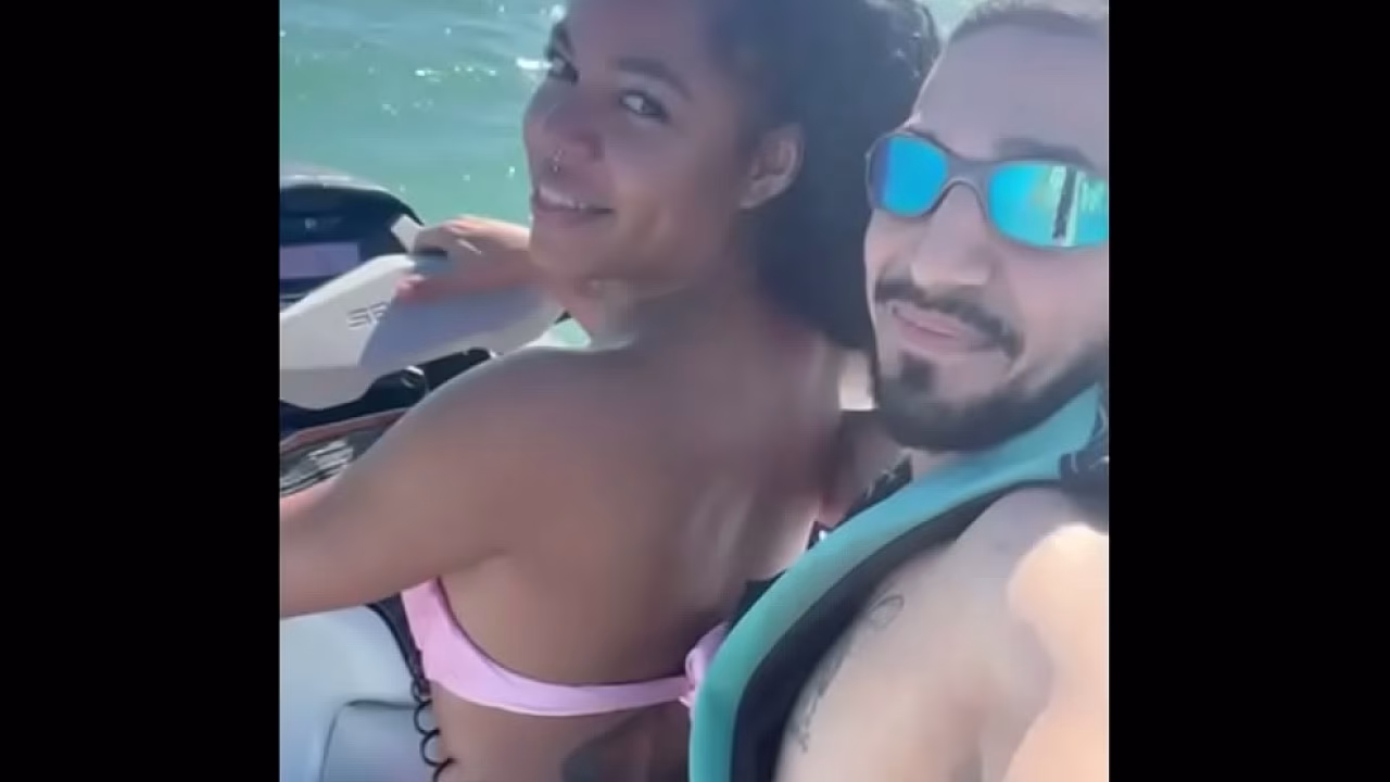 Una joven brasileña muy atractiva cae en las garras de un marido engañado y termina teniendo relaciones sexuales con el instructor de motos acuáticas en alta mar.