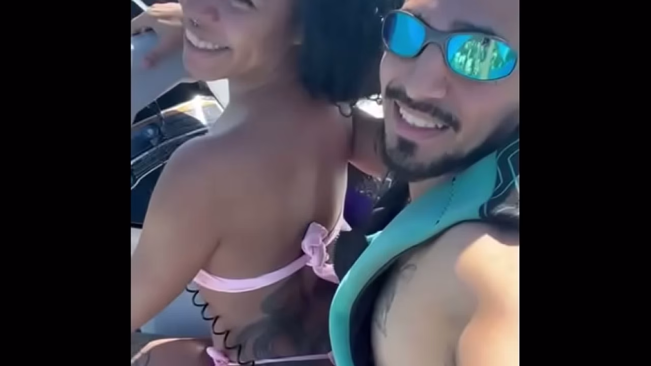 POV: Una joven traviesa dejó a su marido en la playa y tuvo sexo con el instructor en la moto de agua mientras todos miraban.