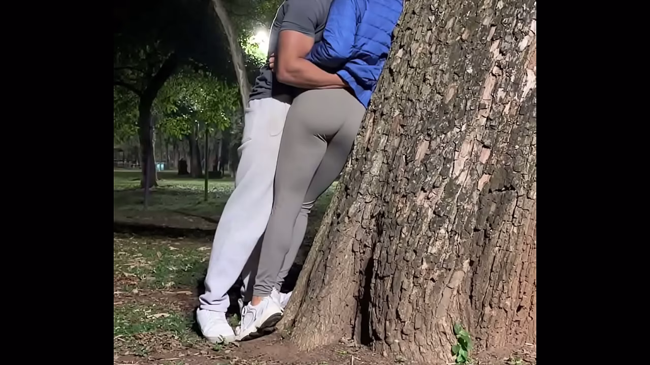 Me follé a esta deliciosa y promiscua mujer casada delante de su marido cornudo. El entrenador personal con una polla enorme va a darle un buen entrenamiento a la promiscua mujer casada y luego se la
