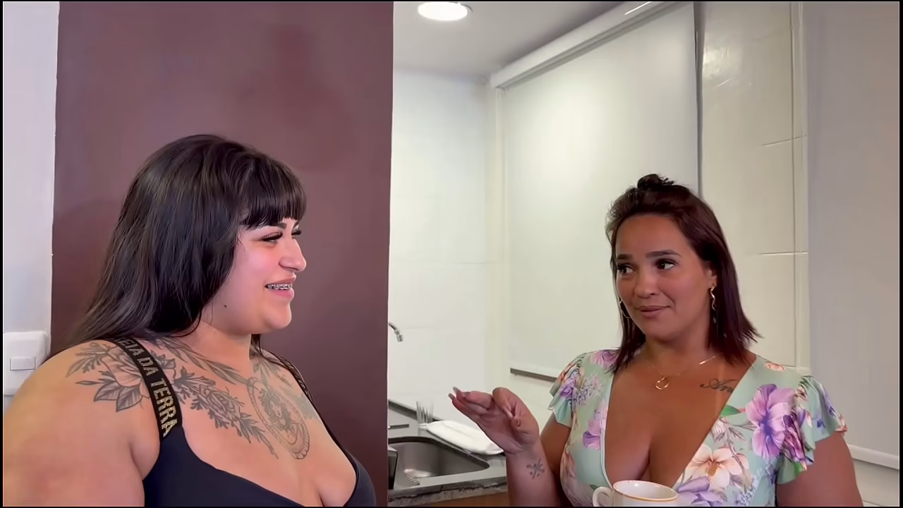Mi amiga estaba cansada de dárselo a su marido con la polla grande y me dijo que le diera mi coño como regalo.