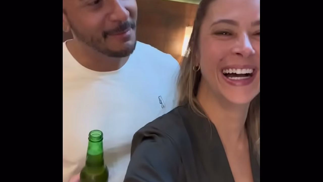 “Ven a ver, cornudo, mira lo que esta polla le hace a tu pequeña esposa” – Esta mujer brasileña casada es una delicia, se acostó con un gran negro e incluso humilló a su marido cornudo.