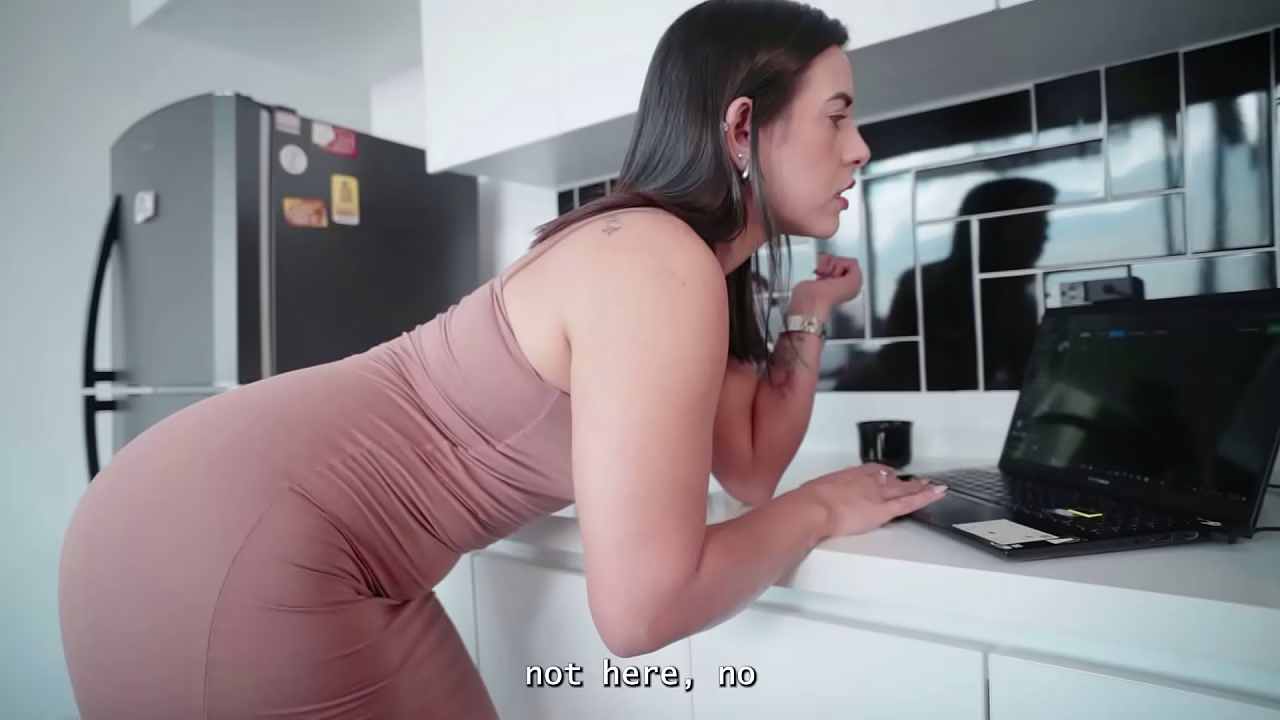 Una MILF divorciada se acuesta con un nerd virgen para que la ayude a invertir en línea. Kylei Ellish y Pipe Boy.