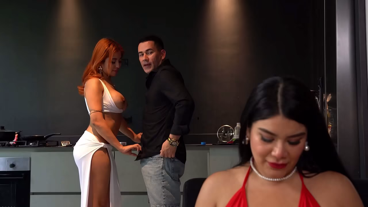 ¡La mejor amiga de mi esposa tiene las tetas más lindas! Cogimos sin que se diera cuenta. ¡Todo sale mal!
